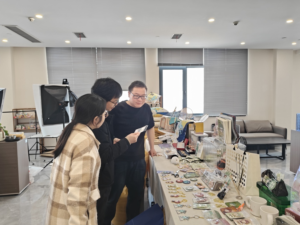 深化校地合作 共育文創(chuàng)人才——商學(xué)院師生赴開封文投集團(tuán)開展文化產(chǎn)業(yè)發(fā)展參觀交流活動