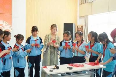 雙語架橋，童心傳韻 我校師生赴移民小學(xué)開展“道中華之美”文化展演交流活動